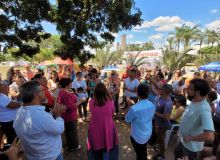 Em greve há 16 dias, administrativos da educação de Goiânia fazem acampamento